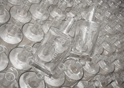 Gravírované logo na skleněné láhvi