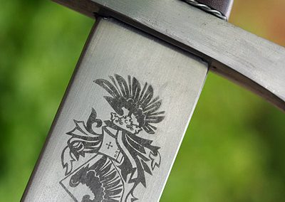 Meč s gravírovaným emblémem